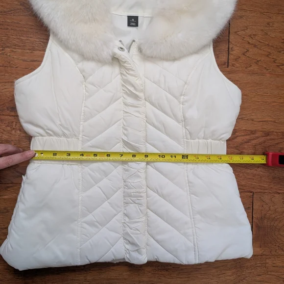 White House Black Market Women's White Faux Fur Vest - Picture 8 of 8